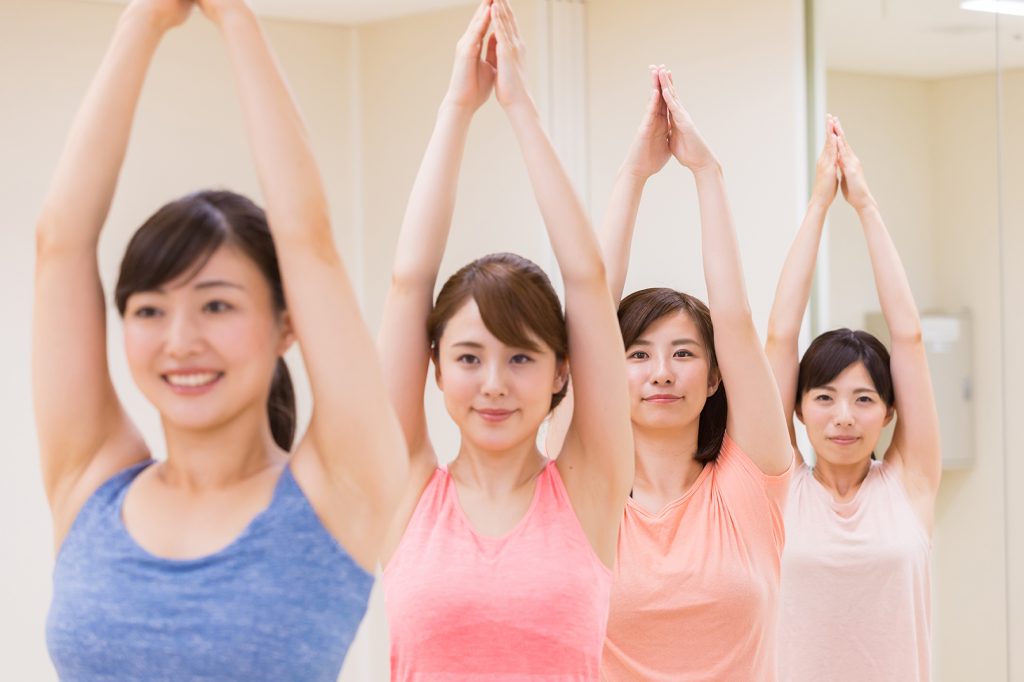 トレーニングをする女性たち