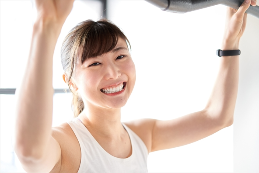 笑顔でトレーニングをする女性
