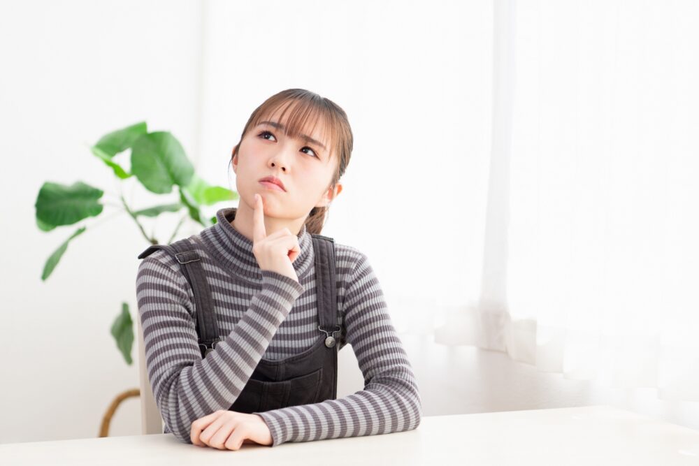 悩み事をする女性