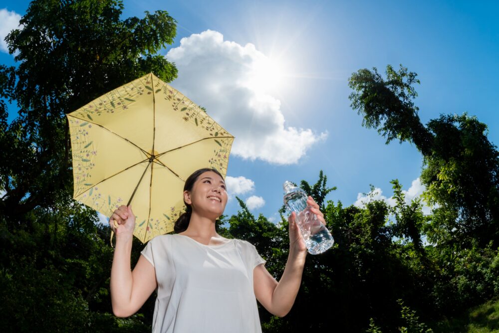 夏バテ対策をする女性