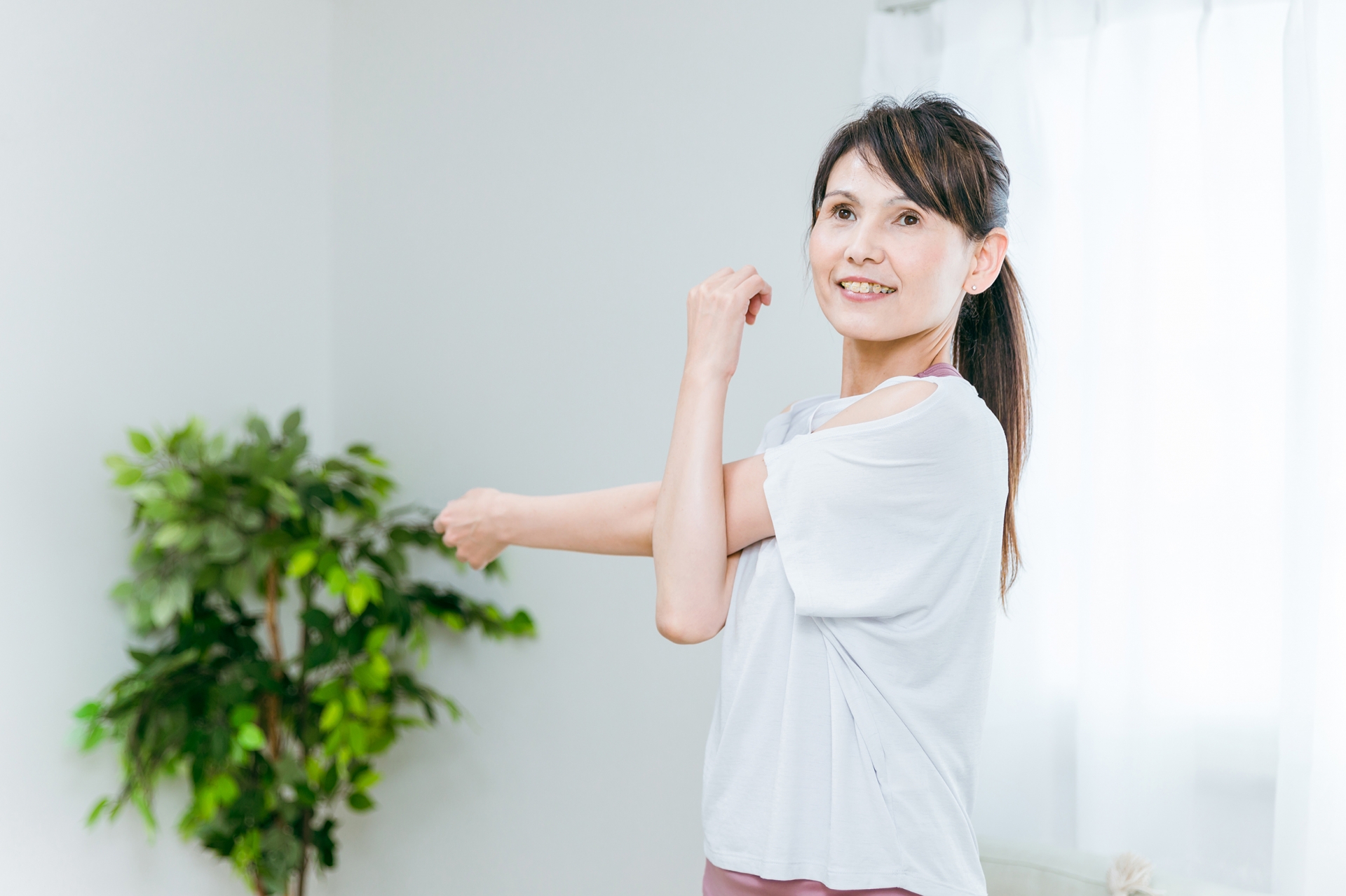 ストレッチを行うシニア女性