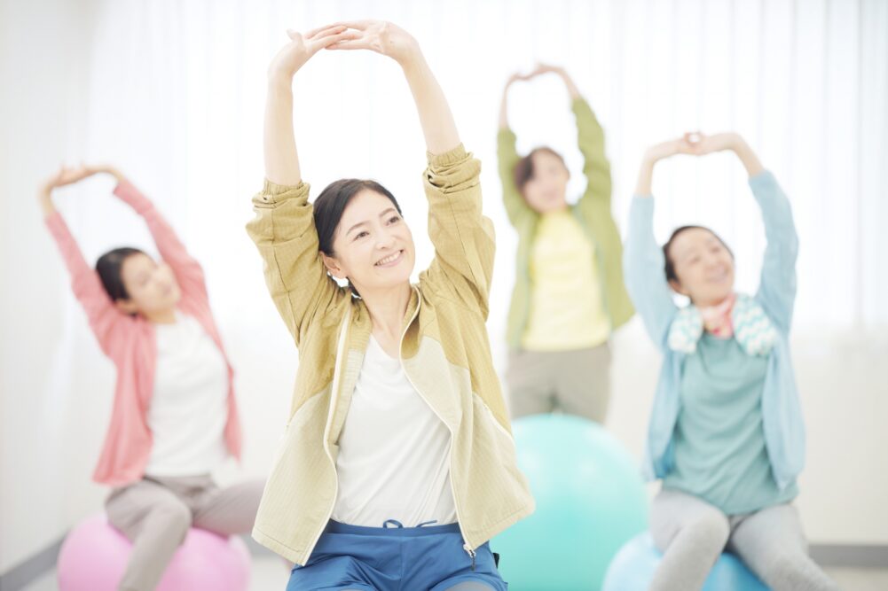 ストレッチを行うシニア女性たち