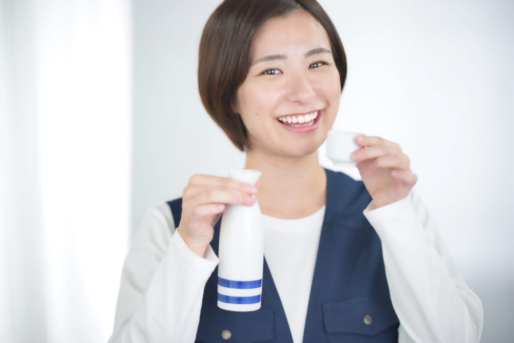 お酒を飲む女性