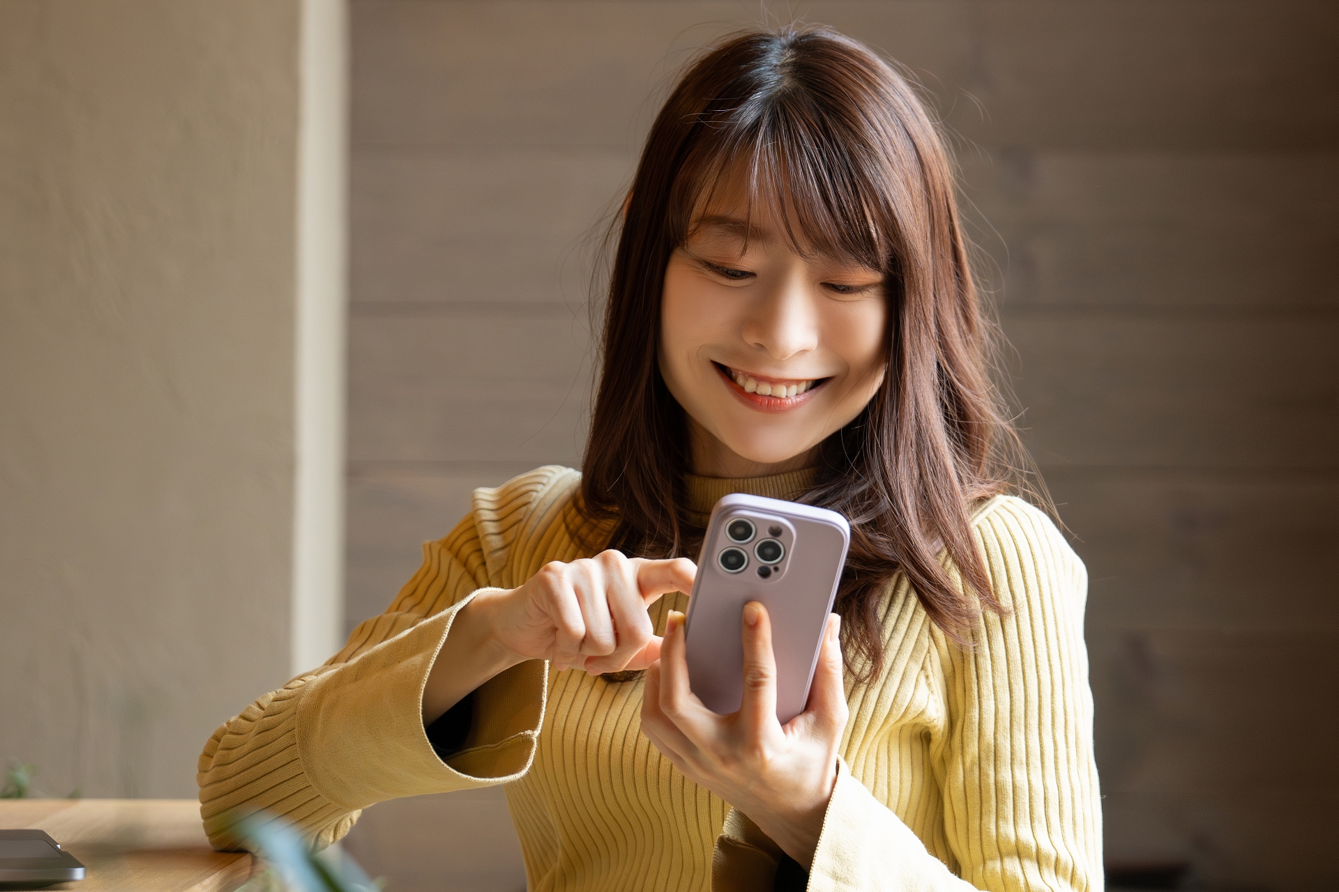 スマホを操作する女性