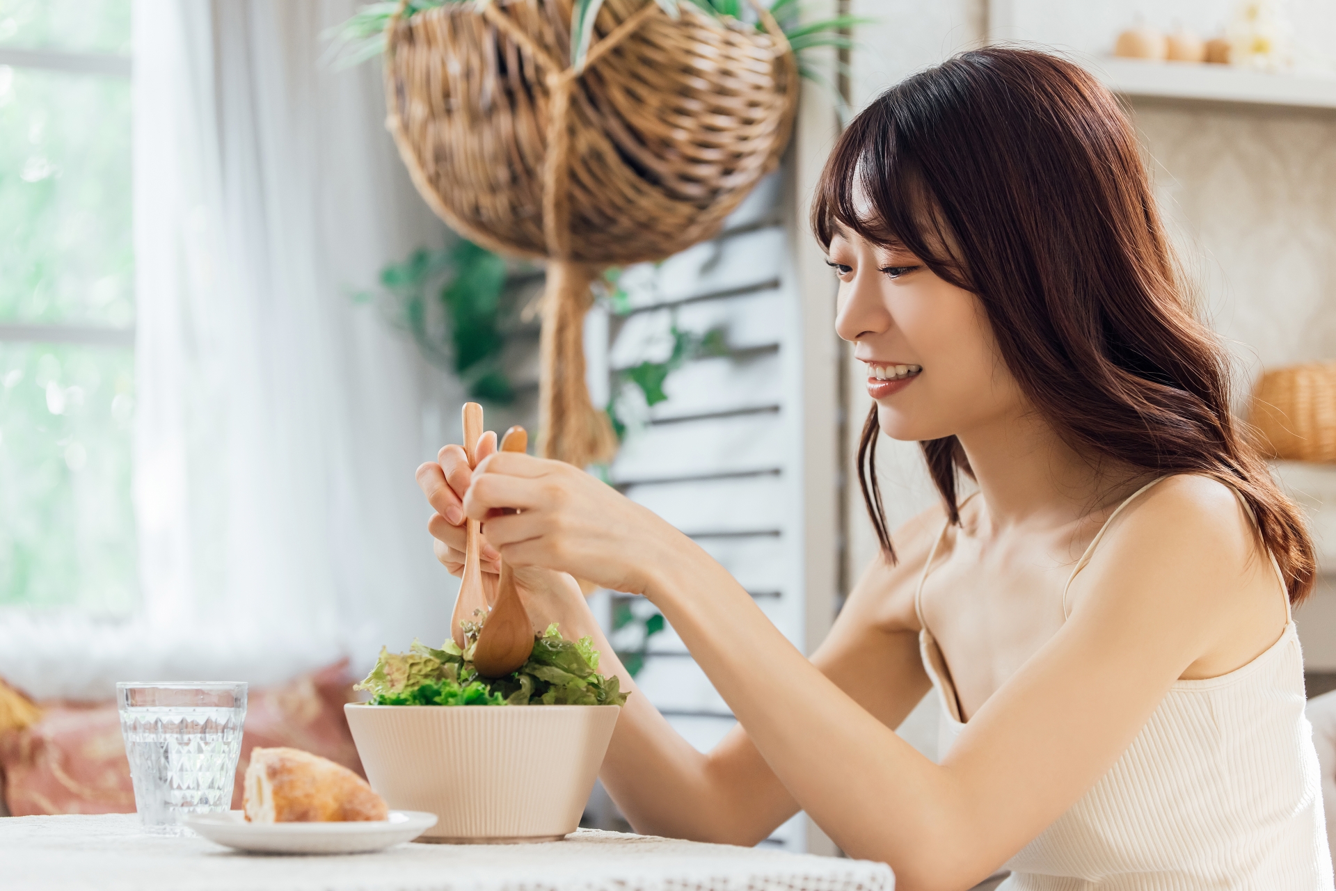 野菜を食べる女性