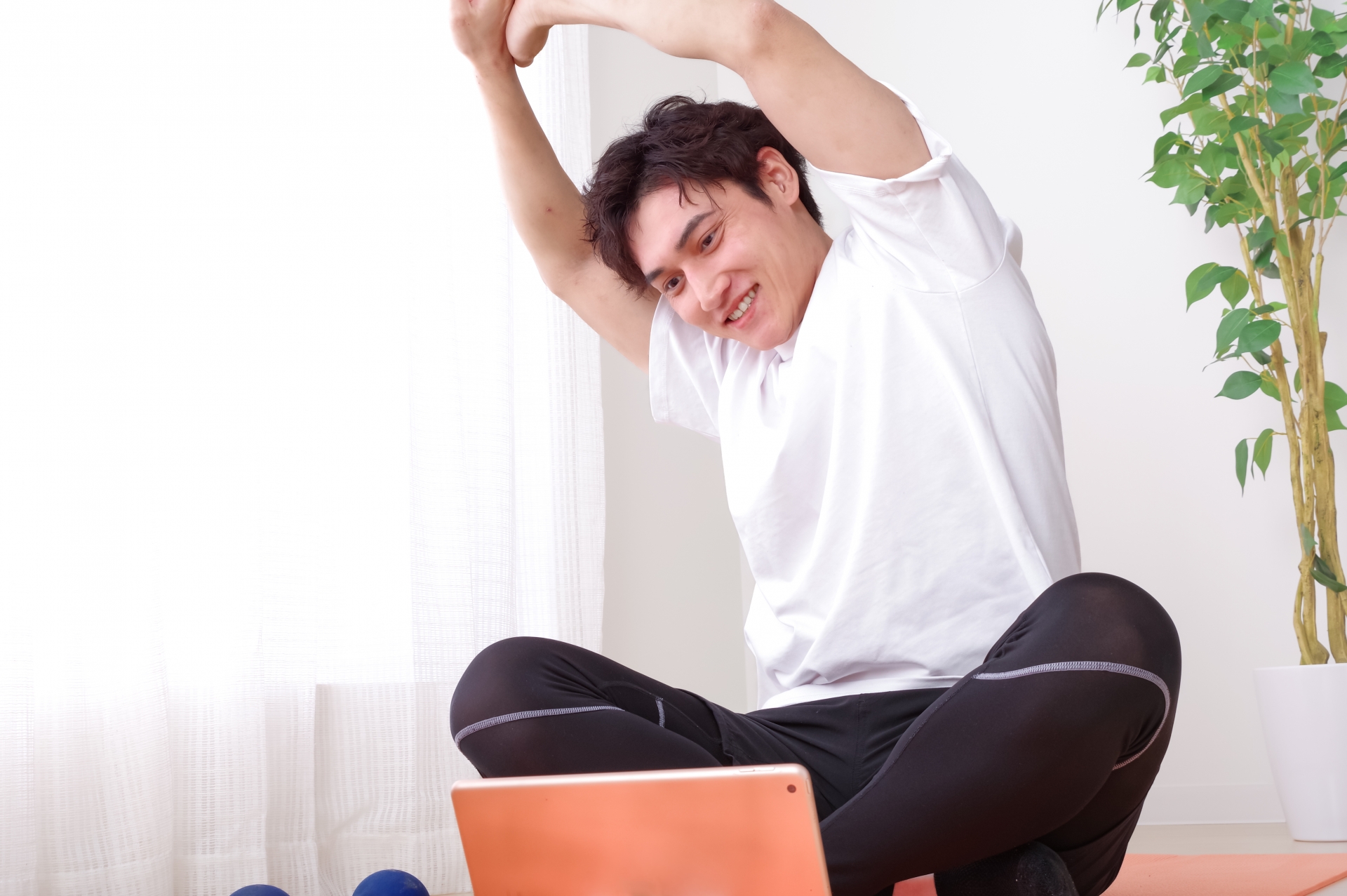 ストレッチをする男性