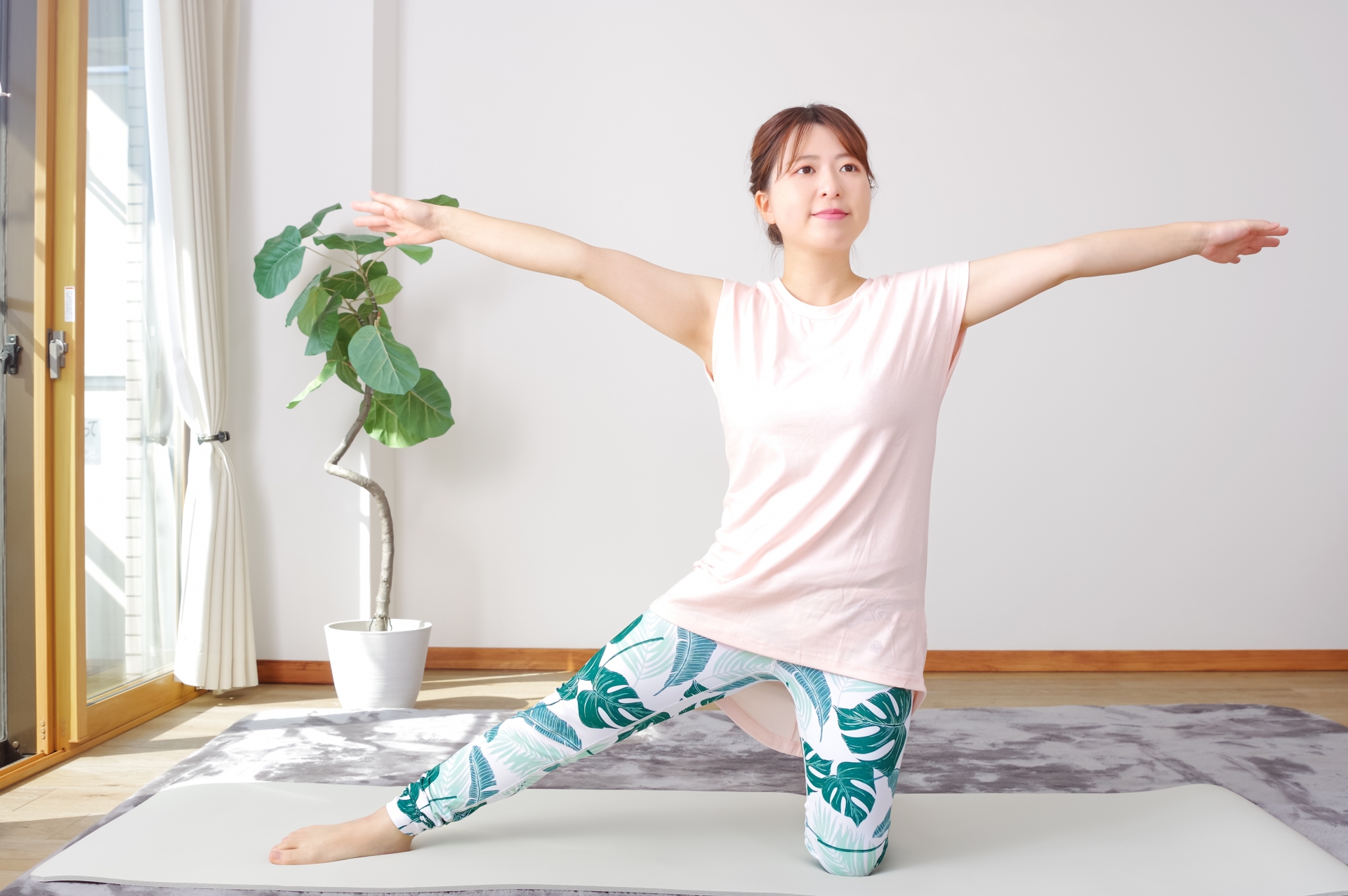 ピラティスをする女性