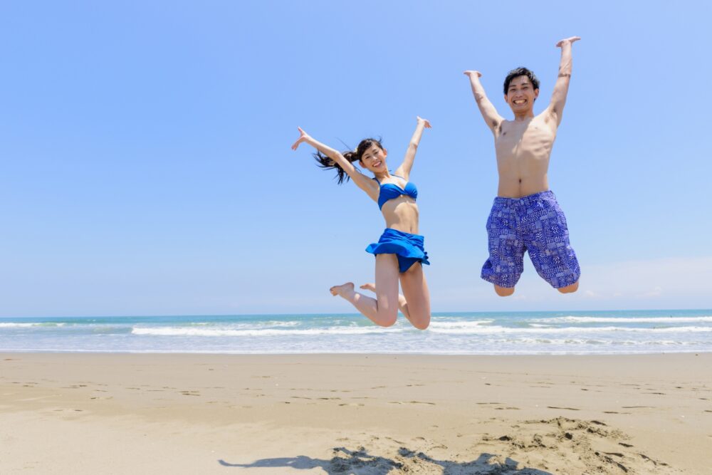 海で夏を楽しむ男女