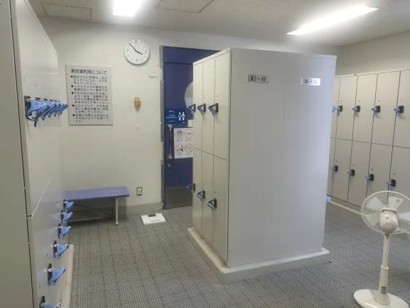 大阪市立中央屋内プールの男性ロッカー