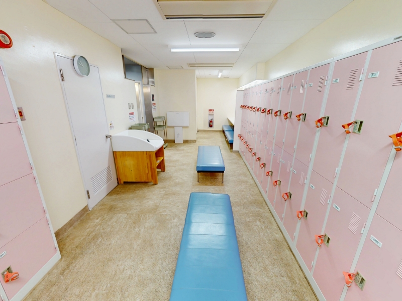 大阪市立住之江屋内プールの更衣室