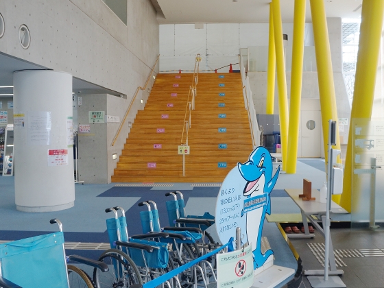 八尾市立屋内プールしぶきのエントランス